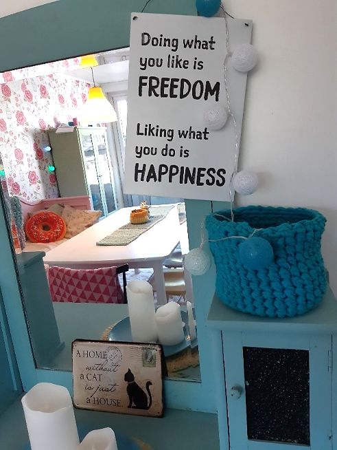 Peilipöytä, jossa taulu, jossa lukee Doing what you like is Freedom, liking what you do is happines